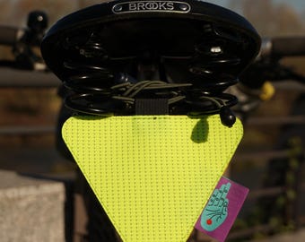 Trójkąt odblaskowy dla rowerzysty: bezpieczeństwo na drodze