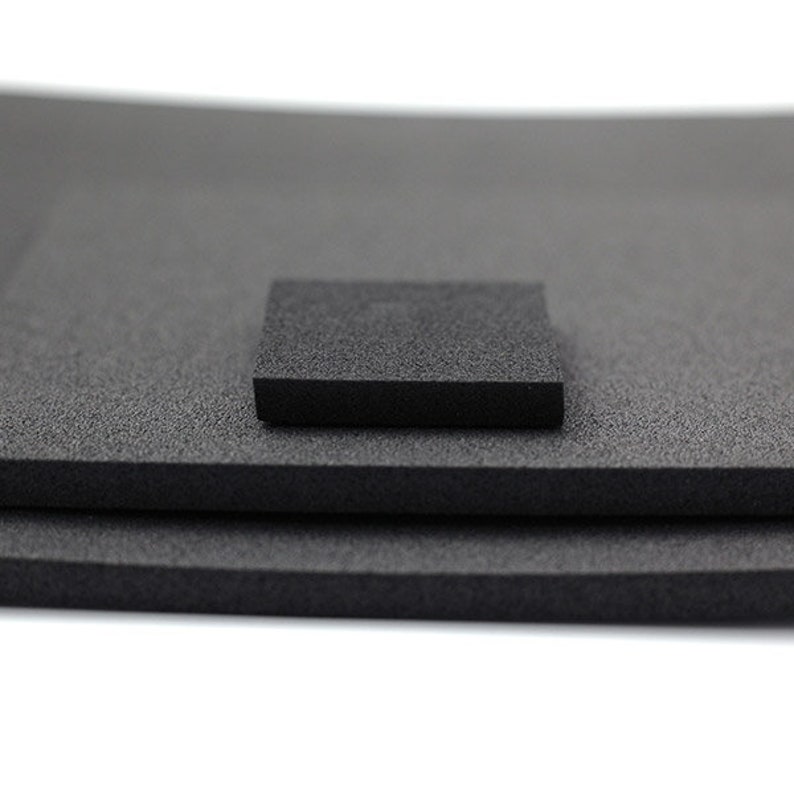 Puede incluir: Tres l&aacute;minas de espuma negra de diferentes tama&ntilde;os apiladas una encima de la otra. La l&aacute;mina superior es cuadrada.