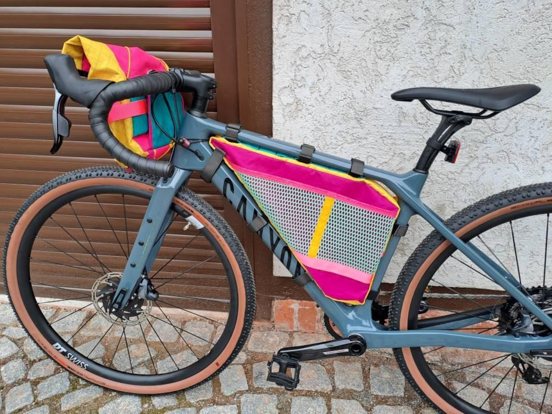 サイクリングやバイクパッキング用のカスタムメイドフレームバッグ