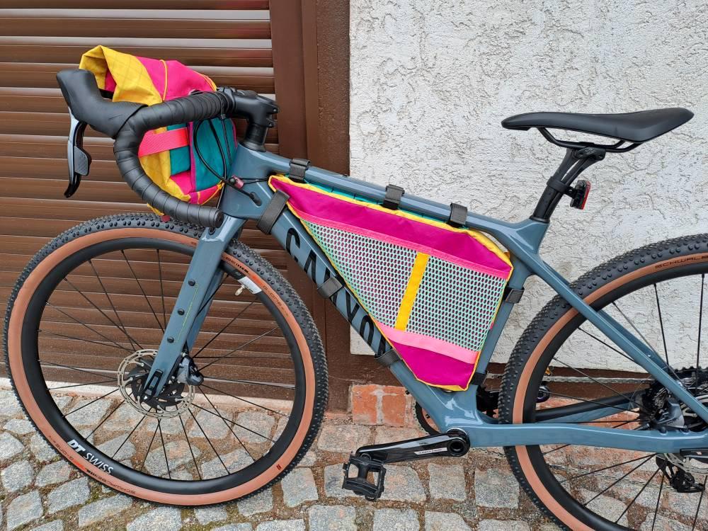 サイクリングやバイクパッキング用のカスタムメイドフレームバッグ