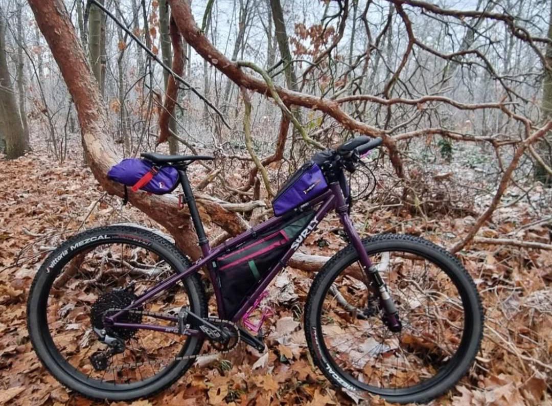 サイクリングやバイクパッキング用のカスタムメイドフレームバッグ