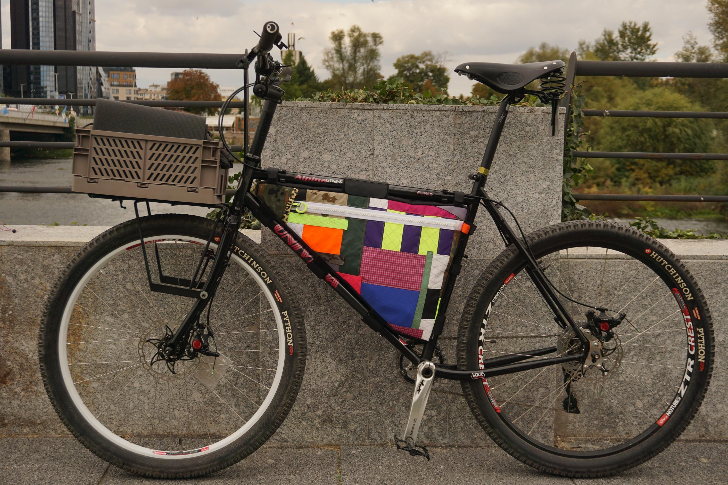 サイクリングやバイクパッキング用のカスタムメイドフレームバッグ