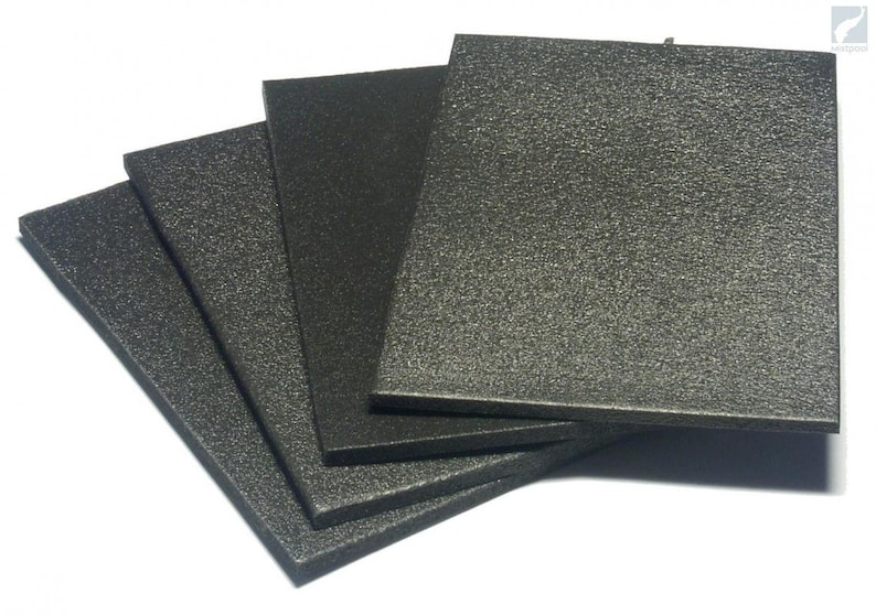 Puede incluir: Cuatro piezas rectangulares de aislamiento de espuma negra apiladas una encima de la otra.