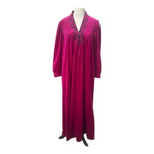 Vintage Gilligan & O&#39;Malley Velour Robe Medium Magenta Quilted Collar USA Gothic