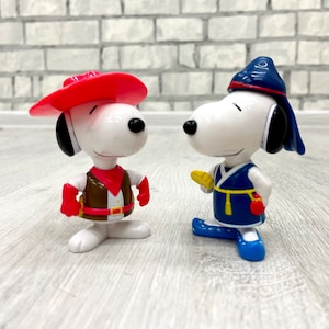 set of 2 plastic peanuts snoopy figure 3.5&quot; McDonalds Happy Meal snoopy toys snoopy plastic cake topper collectible toy kids Childrens Toy