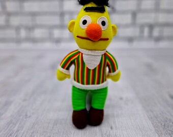 Sesamstraße Bert Plüschtier – Nachhaltiges Stofftier Aus 100% Recyceltem Polyester, 20,3 Cm Groß, Ab 2 Jahren