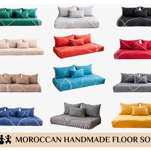Puede incluir: Una colección de sofás de suelo marroquíes hechos a mano en varios colores, incluyendo verde, gris, negro, beige, rojo, azul y amarillo. Cada sofá viene con cojines a juego y presenta un patrón geométrico.