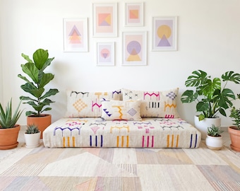 5 ft (150 cm) handgemachter marokkanischer weißer Kelim Teppich Sofa Set: weißes Wollbodenkissen mit Kissen + Kissenbezügen