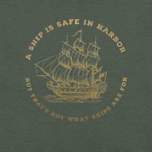 Camiseta vintage de barco náutico: «Un barco está seguro en el puerto, pero no es para eso». Camiseta con frase de navegación, regalo motivacional para los amantes del océano. imagen 6