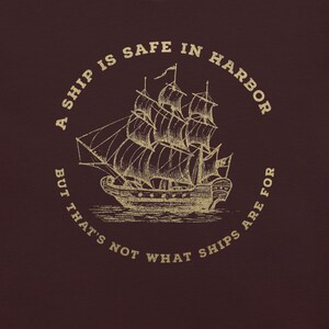 Camiseta vintage de barco náutico: «Un barco está seguro en el puerto, pero no es para eso». Camiseta con frase de navegación, regalo motivacional para los amantes del océano. imagen 9
