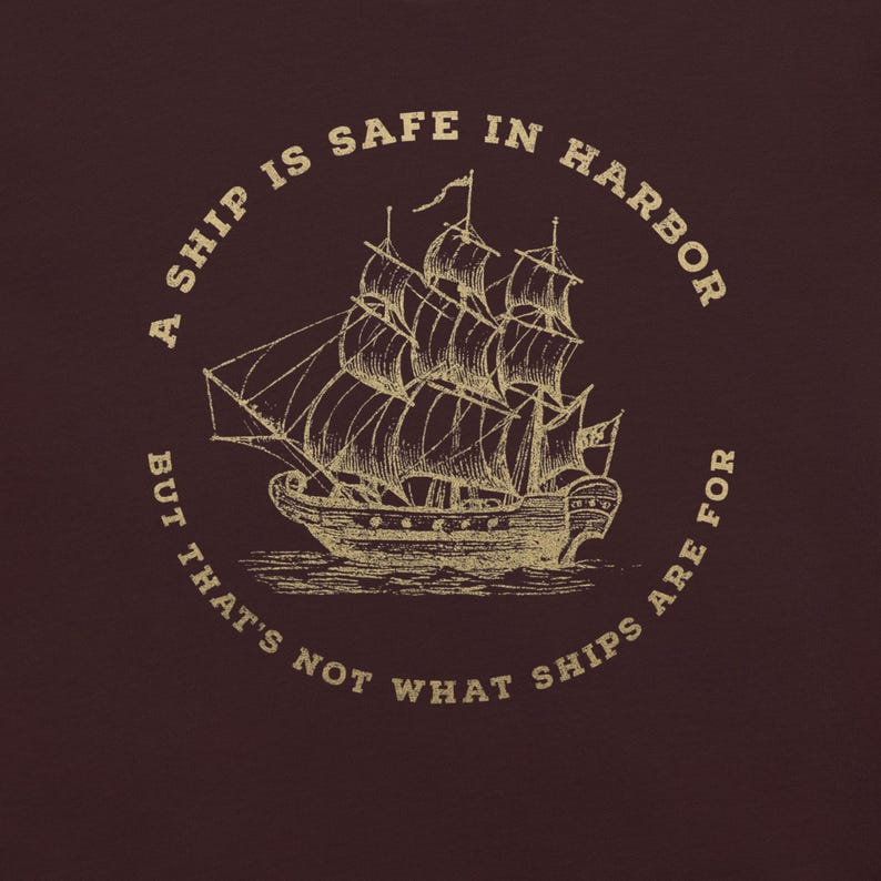 Camiseta vintage de barco náutico: «Un barco está seguro en el puerto, pero no es para eso». Camiseta con frase de navegación, regalo motivacional para los amantes del océano. imagen 9