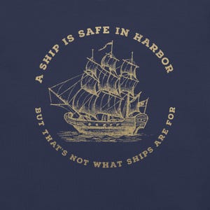 Camiseta vintage de barco náutico: «Un barco está seguro en el puerto, pero no es para eso». Camiseta con frase de navegación, regalo motivacional para los amantes del océano. imagen 5