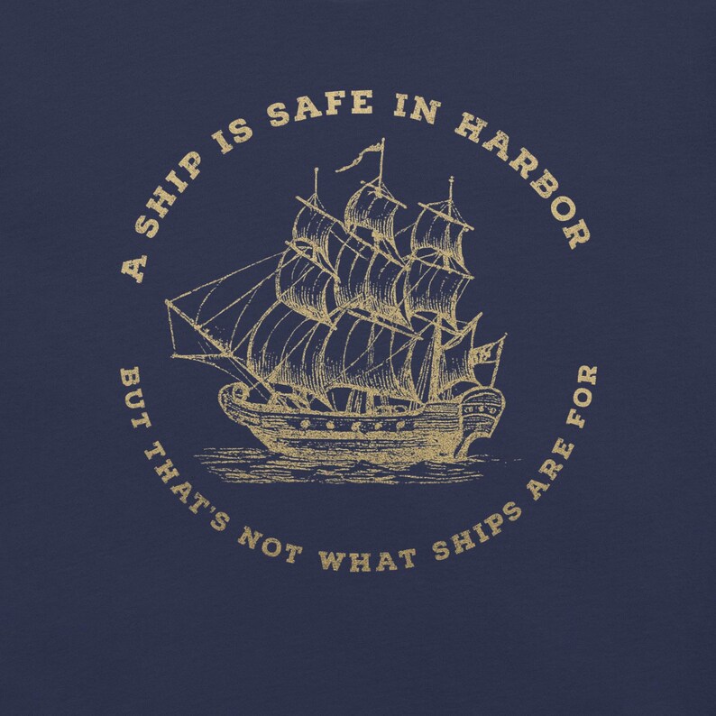 Camiseta vintage de barco náutico: «Un barco está seguro en el puerto, pero no es para eso». Camiseta con frase de navegación, regalo motivacional para los amantes del océano. imagen 5