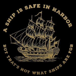 Camiseta vintage de barco náutico: «Un barco está seguro en el puerto, pero no es para eso». Camiseta con frase de navegación, regalo motivacional para los amantes del océano. imagen 1
