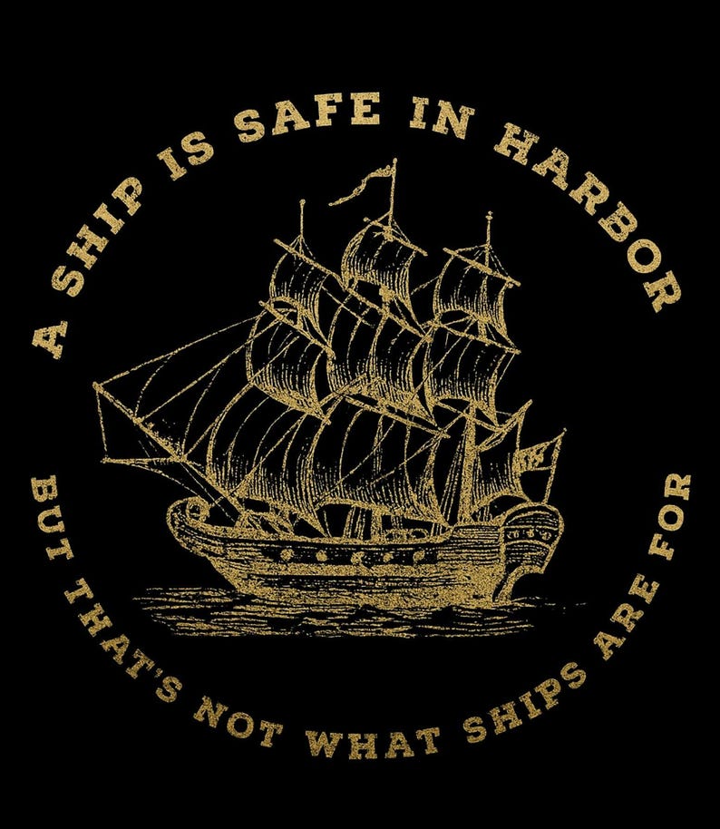 Camiseta vintage de barco náutico: «Un barco está seguro en el puerto, pero no es para eso». Camiseta con frase de navegación, regalo motivacional para los amantes del océano. imagen 1