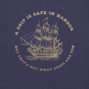 Camiseta vintage de barco náutico: «Un barco está seguro en el puerto, pero no es para eso». Camiseta con frase de navegación, regalo motivacional para los amantes del océano. imagen 3