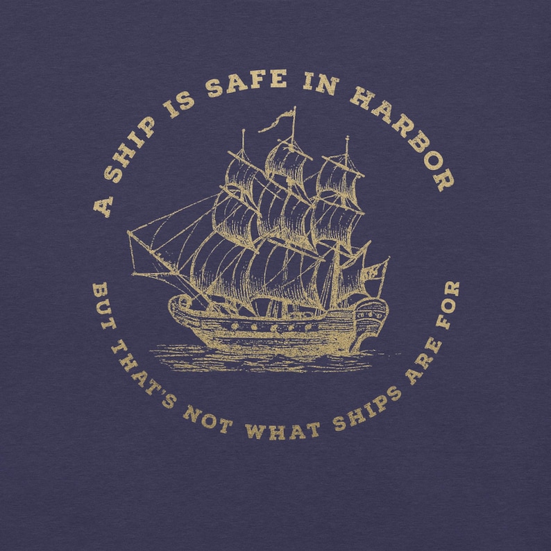 Camiseta vintage de barco náutico: «Un barco está seguro en el puerto, pero no es para eso». Camiseta con frase de navegación, regalo motivacional para los amantes del océano. imagen 3