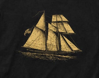 Camiseta vintage con diseño de goleta, camiseta con grabado náutico antiguo, diseño clásico de velero, gráfico de arte marítimo, regalo para amantes del océano.
