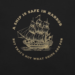 Camiseta vintage de barco náutico: «Un barco está seguro en el puerto, pero no es para eso». Camiseta con frase de navegación, regalo motivacional para los amantes del océano. imagen 4
