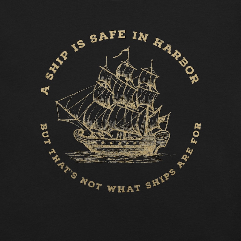 Camiseta vintage de barco náutico: «Un barco está seguro en el puerto, pero no es para eso». Camiseta con frase de navegación, regalo motivacional para los amantes del océano. imagen 4