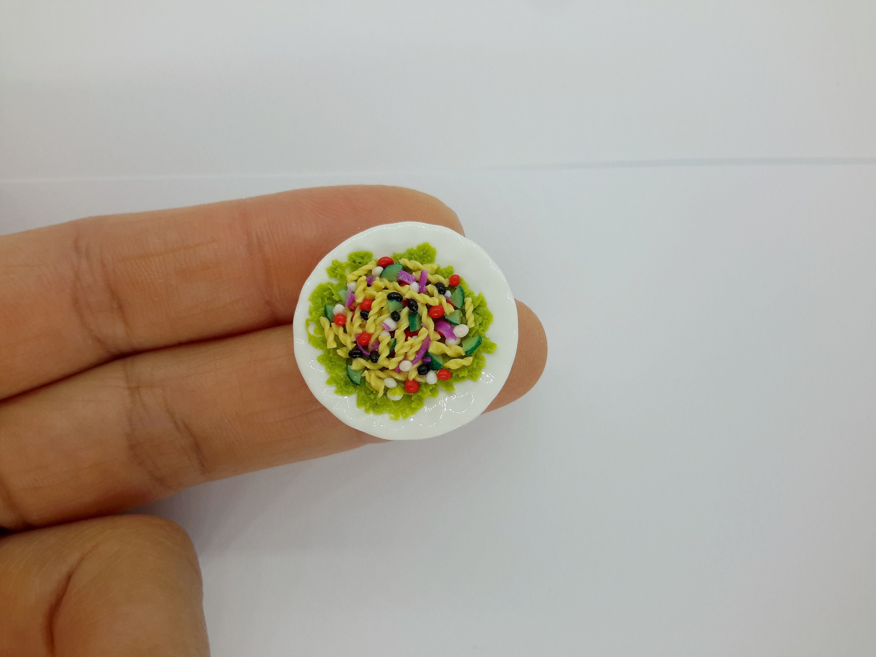 DOLLHOUSE MINIATURES 2 FOOD PLATES GREEN BEANS /& PIZZA FOOD DECO 1:12