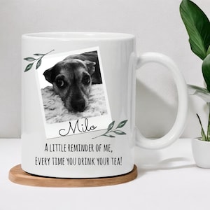 Peut inclure: Une tasse en c&eacute;ramique blanche avec une photo en noir et blanc d'un chien dans un cadre Polaroid. Le nom du chien est "Milo" et le texte dit "Un petit rappel de moi, &agrave; chaque fois que vous buvez votre th&eacute; !"