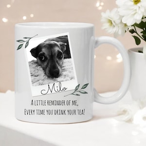 Peut inclure: Une tasse en c&eacute;ramique blanche avec une photo en noir et blanc d'un chien dans un cadre Polaroid. Le texte "Milo" est &eacute;crit sous la photo. La tasse a &eacute;galement des feuilles vertes et le texte "Un petit rappel de moi, &agrave; chaque fois que vous buvez votre th&eacute; !"