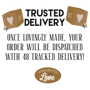 Peut inclure: Un graphique avec le texte "TRUSTED DELIVERY" en lettres noires grasses. En dessous du texte se trouve une phrase qui se lit comme suit : "ONCE LOVINGLY MADE, YOUR ORDER WILL BE DISPATCHED WITH 48 TRACKED DELIVERY !" Le graphique comprend &eacute;galement deux colis bruns avec un c&oelig;ur sur chaque colis. Le graphique comprend &eacute;galement un cercle brun avec le texte "HANDCRAFTED WITH Love" en lettres blanches.