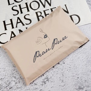 Bolsa de correo de polietileno de color beige crema personalizada, bolsa de envío personalizada con logotipo de un color, bolsa de envío mate personalizada