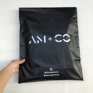 Bolsa de plástico para envío de ropa, color negro mate, con logotipo personalizado y un solo color.