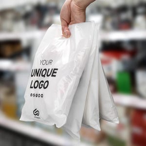 ブティック向けロゴ入りカスタムショッピングバッグ 500 個 ロゴ入りカスタムプラスチックギフトバッグ ビジネス向けロゴ入りカスタム商品バッグ