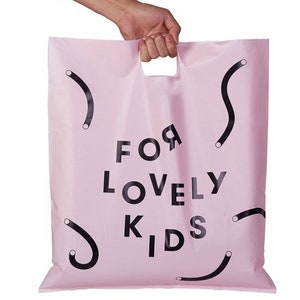 ビジネスブティック向けの単色ロゴ入りカスタムショッピングバッグ ロゴ入りパーソナライズプラスチックバッグ カスタム商品バッグ