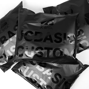 マットブラックのカスタムポリメーラー用UVロゴ。粘着性のあるセルフシール配送バッグ。非常に軽量で、単色のUVロゴ付き。