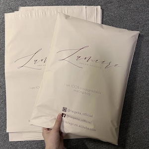 100-1000 piezas de sobres de polietileno personalizados en color crema, bolsas de envío autosellantes adhesivas, extremadamente livianas con logotipo de un color, bolsa de franqueo personalizada