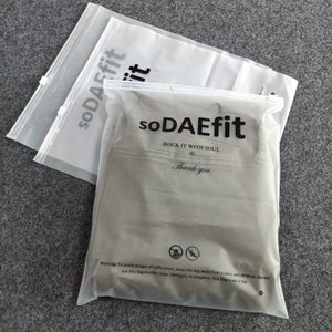 衣類用カスタム送料無料ジッパーバッグ、カスタムフロストジッパーバッグ、透明ジッパーバッグ、高品質の衣類用ビニールバッグ、ジッパーバッグ