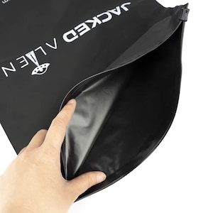 100 sacs noirs à fermeture éclair avec logo, sacs à vêtements personnalisés pour tshirt. Emballage à capuche avec logo imprimé