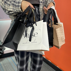 100 pezzi di borse di carta per boutique con logo personalizzato, borse per la spesa con manico, borse per vestiti, borse per la vendita al dettaglio, borse regalo per feste, borse per matrimoni