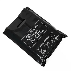 カスタムブラック商品プラスチック光沢小売バッグ、ダイカットハンドル、ショッピングに最適、衣類用ハンドル付きポリメーラー郵送バッグ