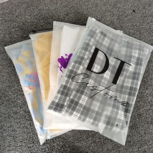 100 8x12 カスタムつや消しマットプラスチックバッグ、ジッパーバッグ、生分解性ジッパーバッグ、配送バッグ、郵送バッグ、衣類バッグ、ジュエリーバッグ