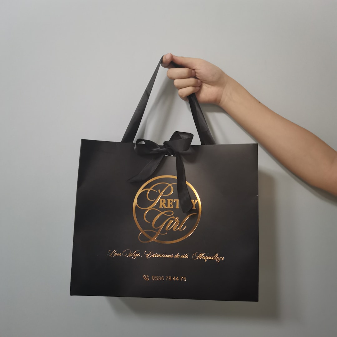 Bolsas de papel boutique negras con logotipo personalizado, bolsas de  compras con asa, bolsas para ropa, bolsas para venta minorista, bolsas de  regalo