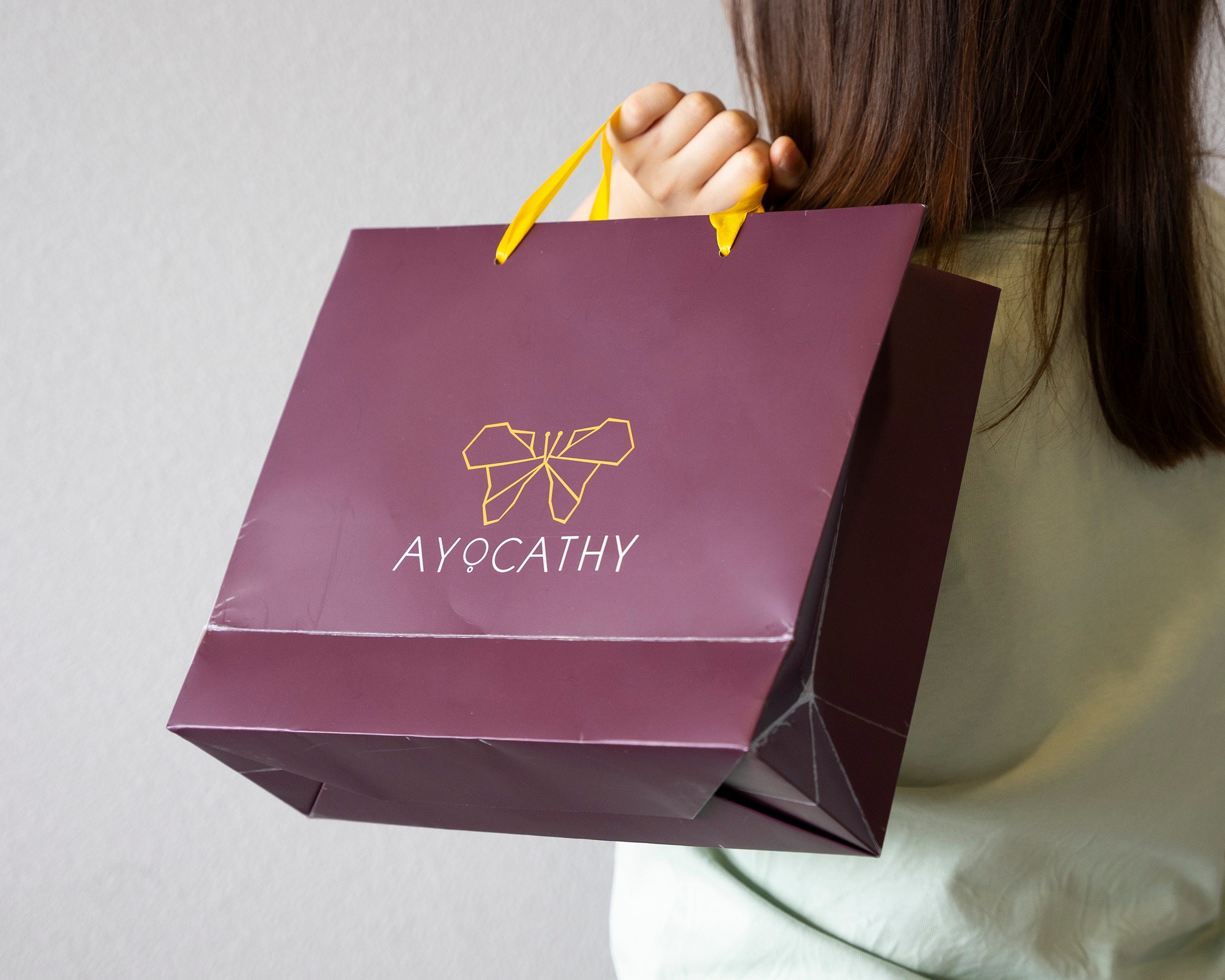 Source Custom Made Luxury Gift Boutique Garment Paper Shopping Bags With  Logo Print on m.