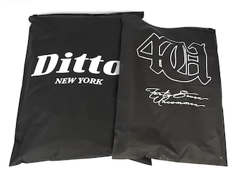 Zwarte ritszakken met logo, op maat gemaakte kledingtassen voor tshirt. Hoodieverpakking met logo bedrukt, op maat gemaakte pakkettassen, tas met ritssluiting, enveloppen