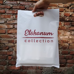 ブティック向けロゴ入りカスタムショッピングバッグ 500 個 ロゴ入りカスタムプラスチックギフトバッグ ビジネス向けロゴ入りカスタム商品バッグ