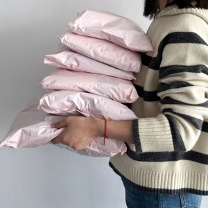 100-1000 bolsas de envío autosellantes adhesivas personalizadas de color rosa bebé, extremadamente livianas con logotipo de un color, bolsa de franqueo personalizada