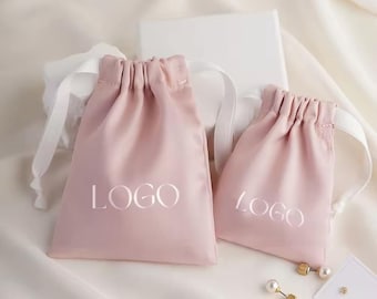 100 Stück satinierte Kordelzugbeutel benutzerdefinierte Staubbeutel Schmuckpaketbeutel personalisiert Ihr Logo druckte Großhandelsproduktpaketgeschenkverpackung