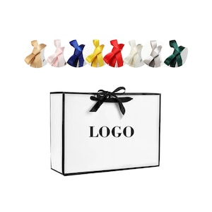 Borsa di carta per la spesa di lusso all'ingrosso con bordo nero e bianco, borsa boutique con logo personalizzato, borse regalo in carta bianca con manico