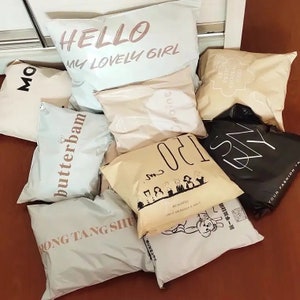 Bolsas de correo biodegradables de polietileno de color beige crema personalizadas, 50-500 unidades, bolsas de envío personalizadas con logotipo de un color, bolsas de envío mate personalizadas