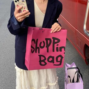 Borsa per la spesa in carta artistica con stampa CMYK personalizzata di alta qualità, nuova di zecca, per l'imballaggio di abbigliamento