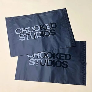 50-1000 stuks matzwarte custom polymailers zelfklevende zelfsluitende verzendzakken Extreem licht van gewicht met UV-logo in één kleur