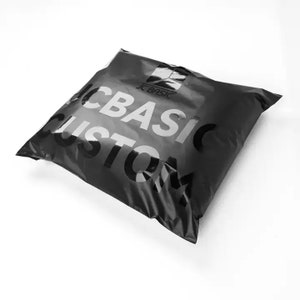 Impressão de logotipo UV de mancha preta personalizada, embalagem de roupas de saco plástico reciclável, mala direta